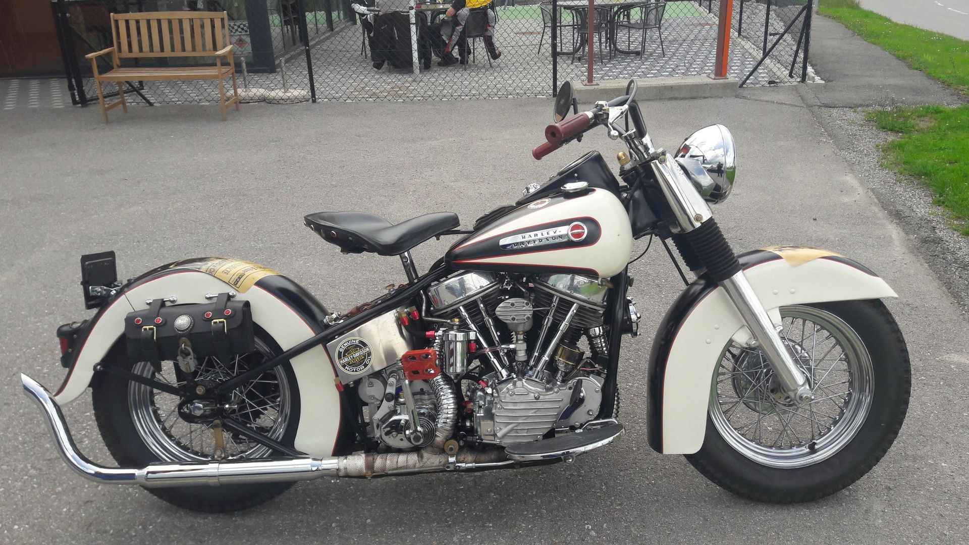 Vieille moto - Restaurant Le Passage 66 - Vuisternens-devant-Romont