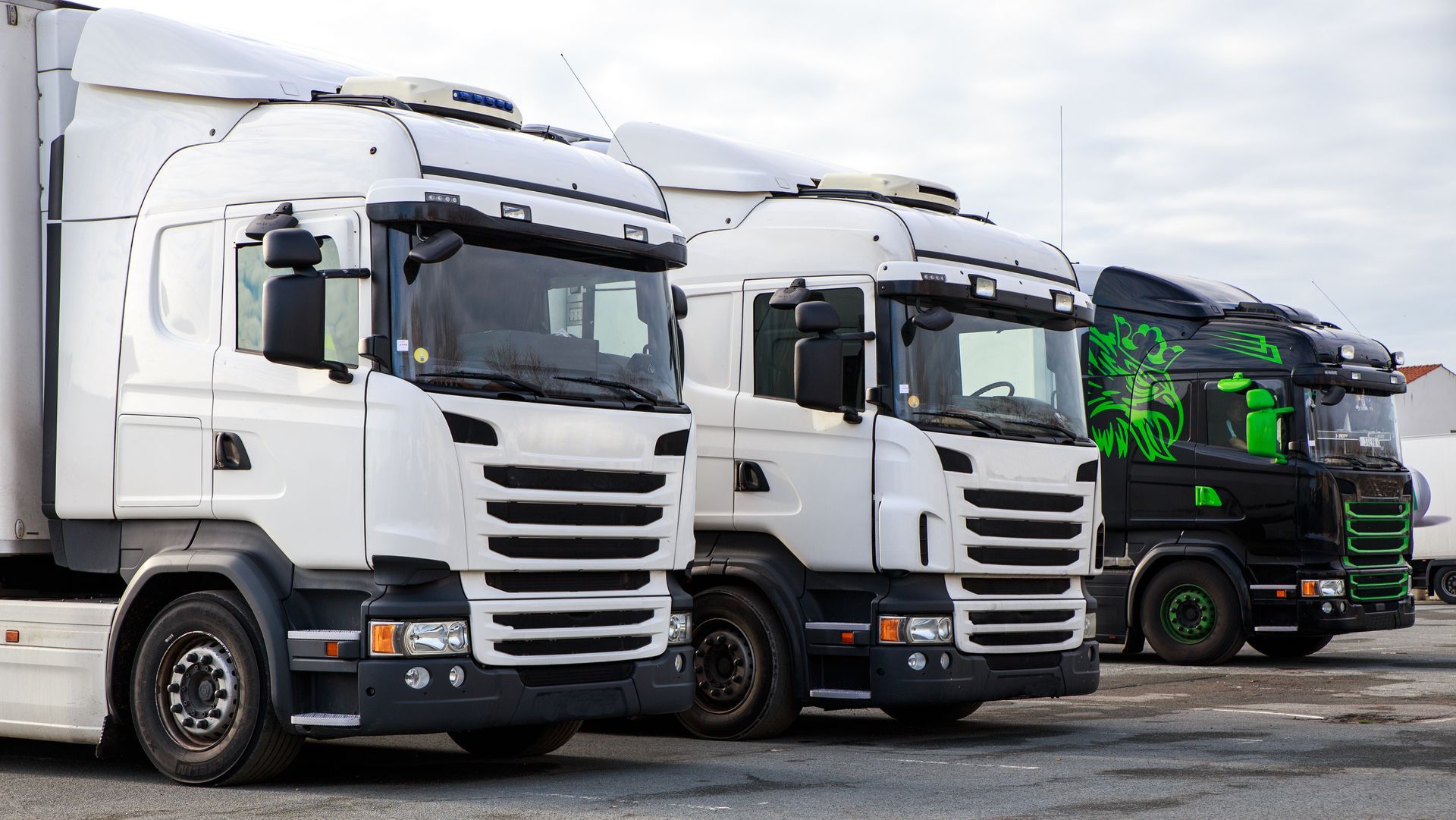 Des semi-remorques garées en rang.