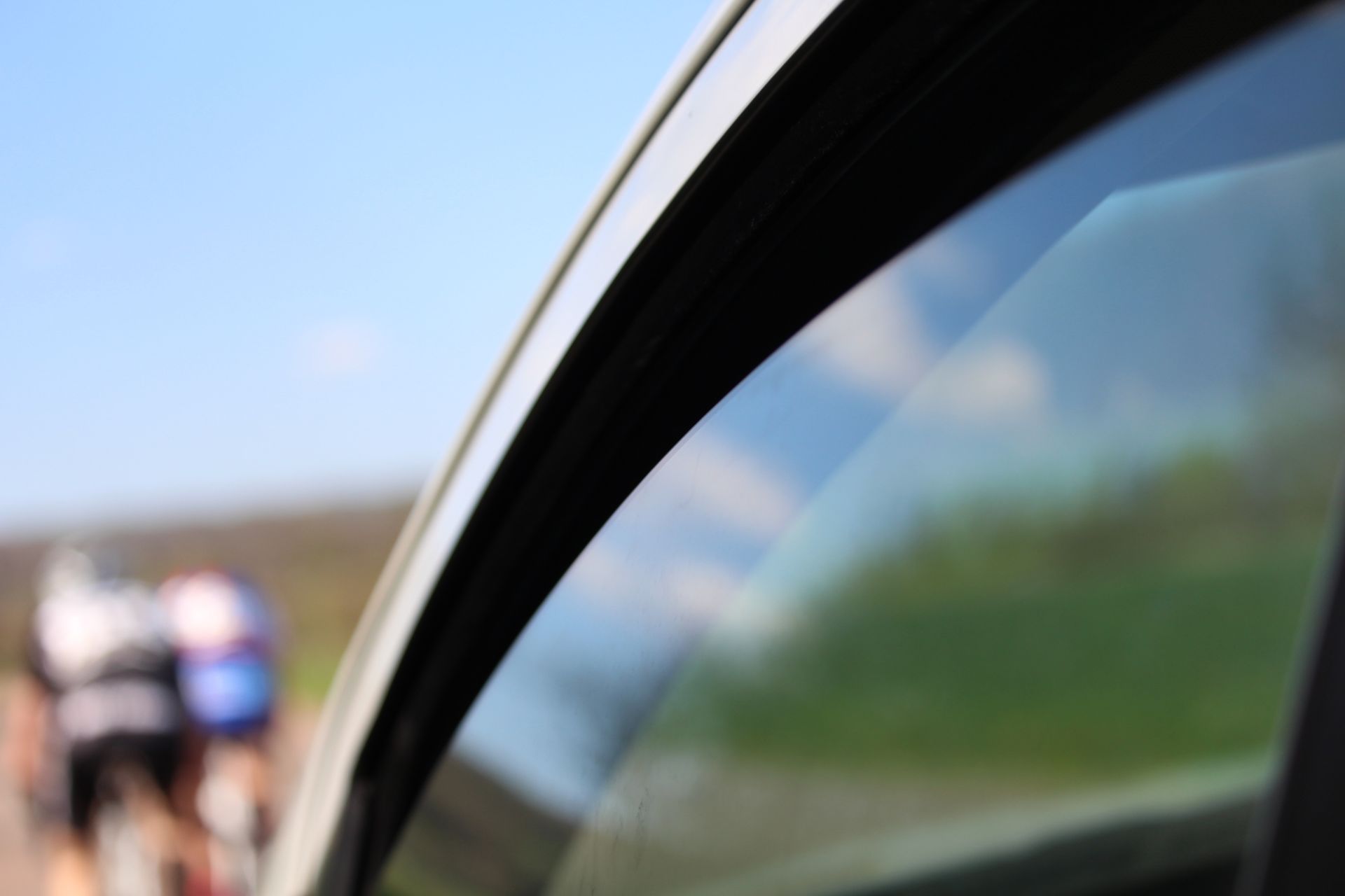 La vitre d'une voiture.