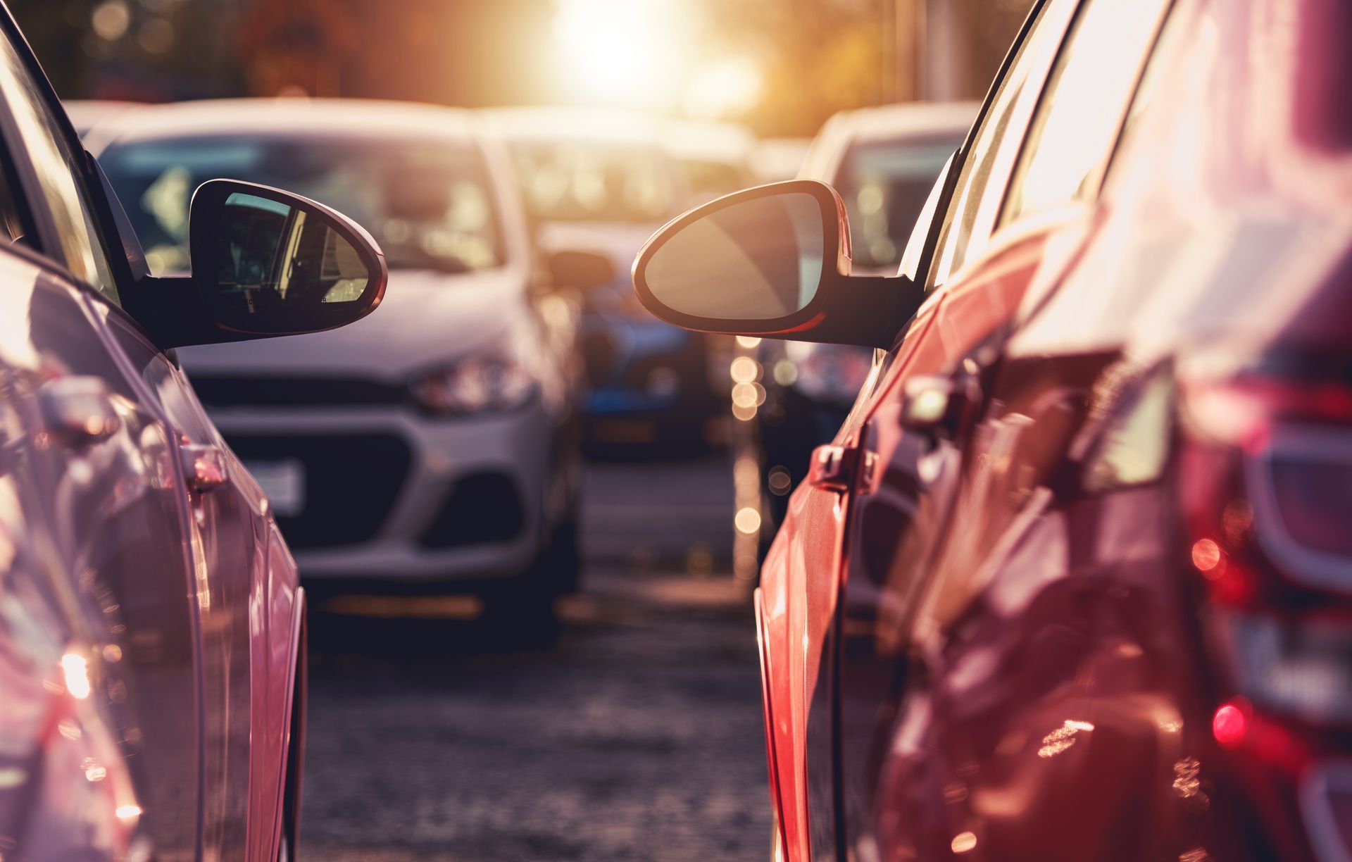 Voitures garées sur un parking.