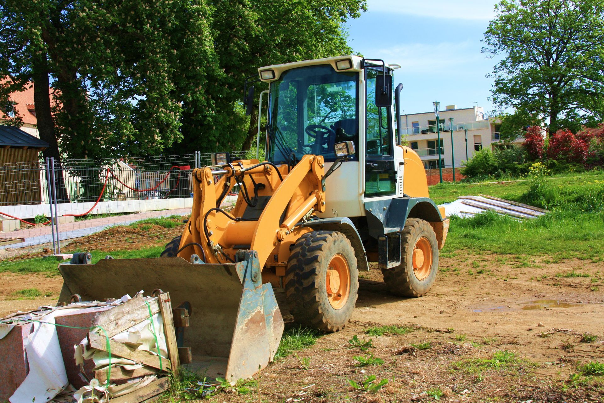 Chargeuse de chantier en train de ramasser des débris.