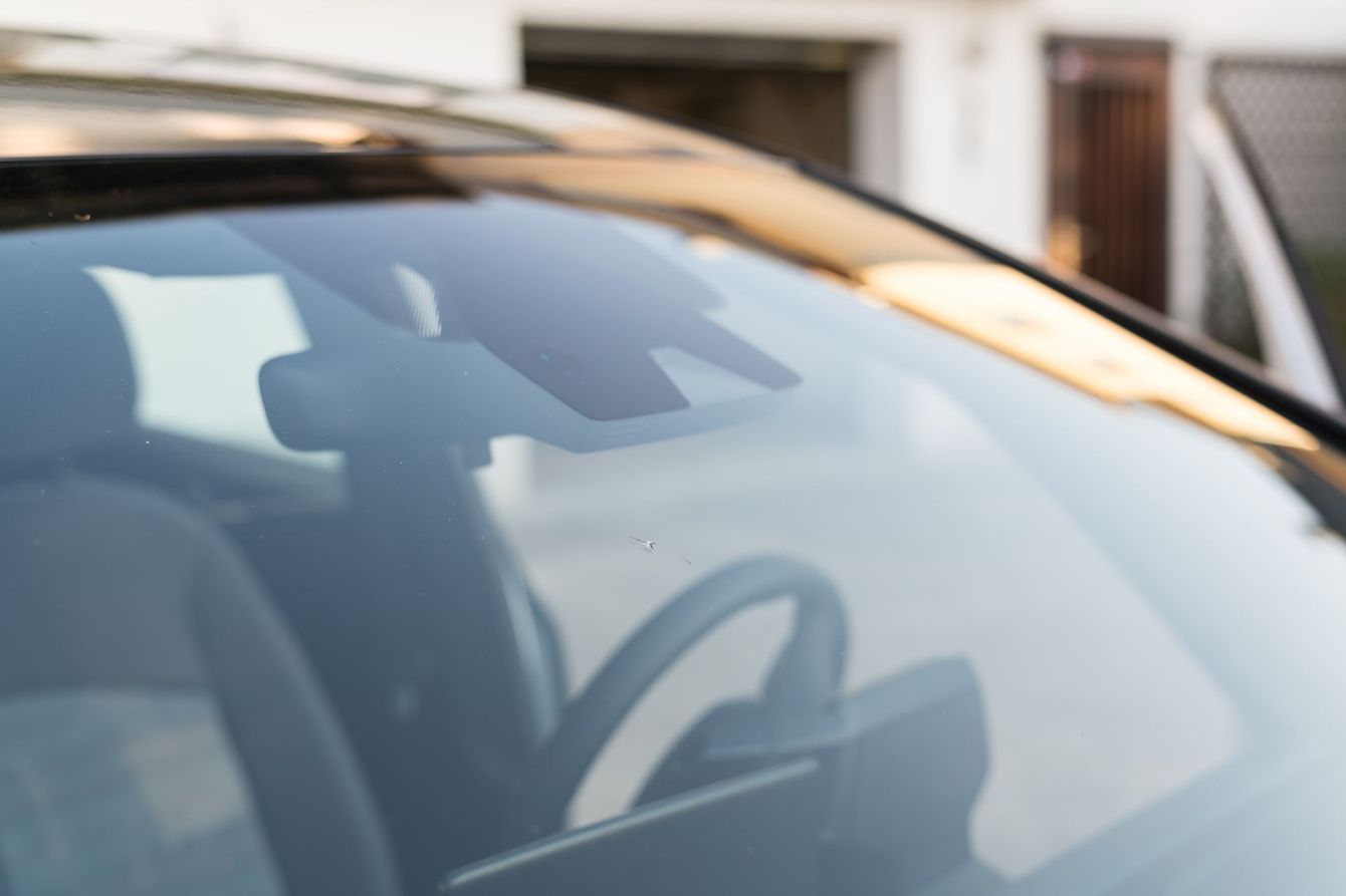 Vue latérale d'une voiture bleue avec rétroviseur.