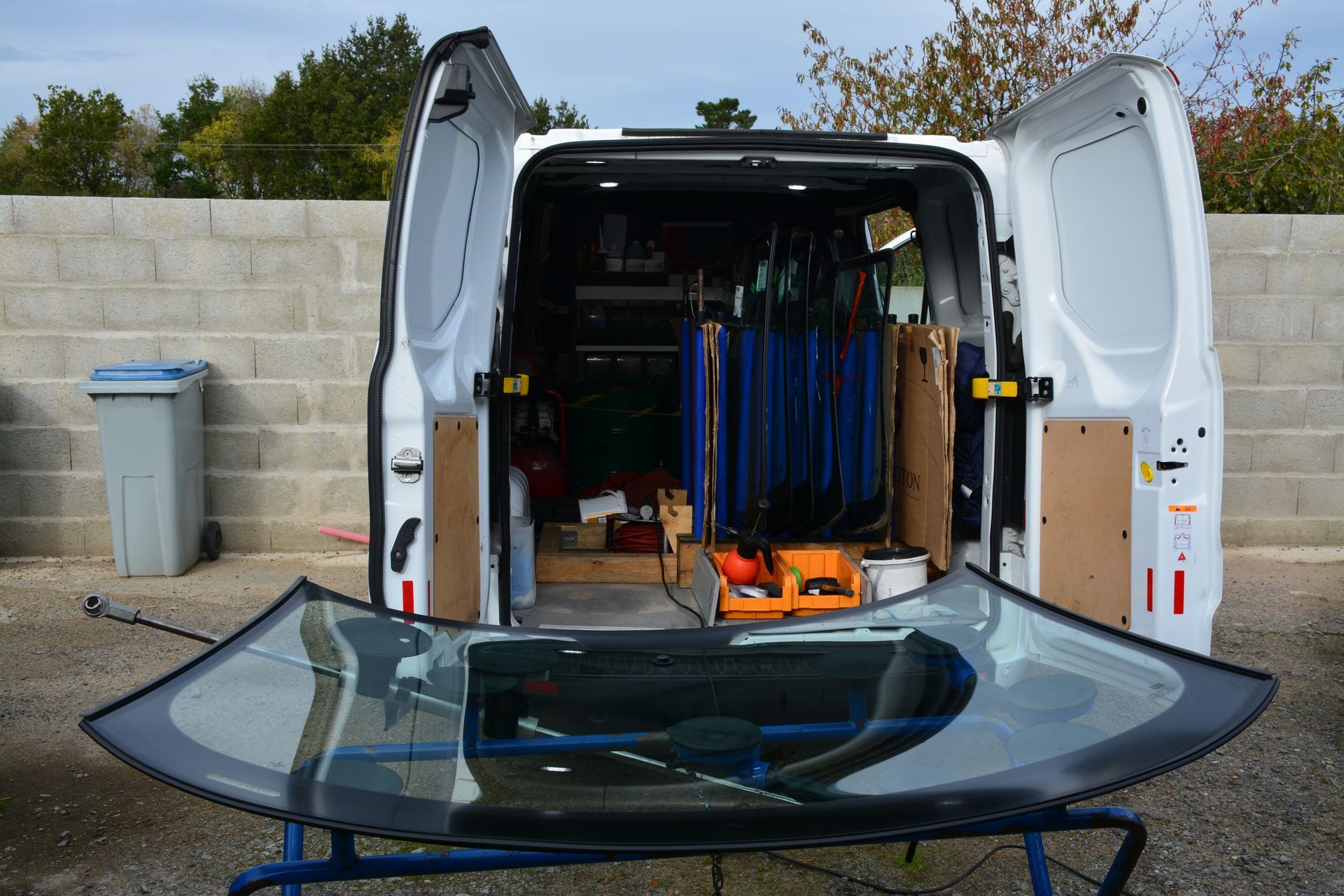 Fourgonnette de service avec un pare-brise.