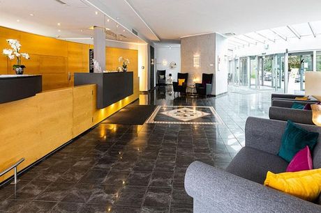 Eine Lobby eines Hotels mit einer Couch und Stühlen