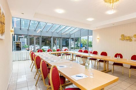 Ein Konferenzraum mit Tischen und Stühlen für ein Meeting