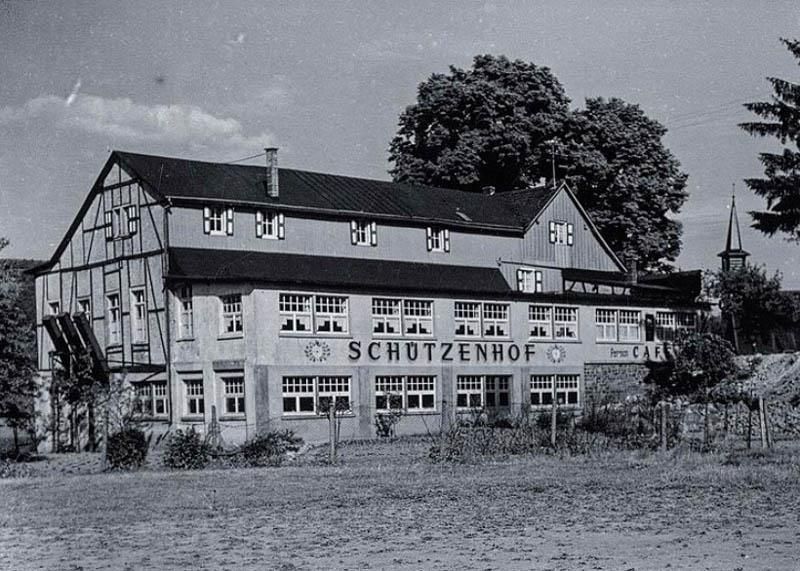 Ein Schwarzweißfoto eines Schützenhofgebäudes