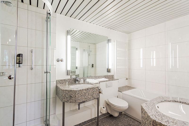 Ein Badezimmer mit Waschbecken, Toilette, Badewanne und Dusche.