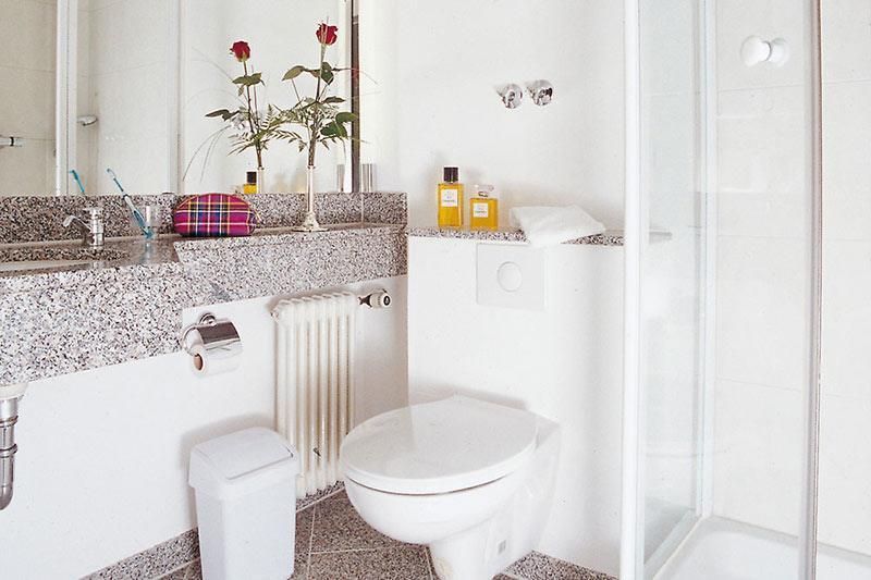 Ein Badezimmer mit Toilette und Mülleimer
