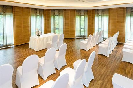 Ein Konferenzraum mit weißen Stühlen und einem Tisch