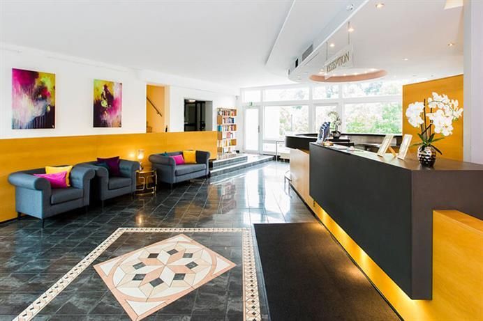 Eine Lobby eines Hotels mit einer Couch und Stühlen