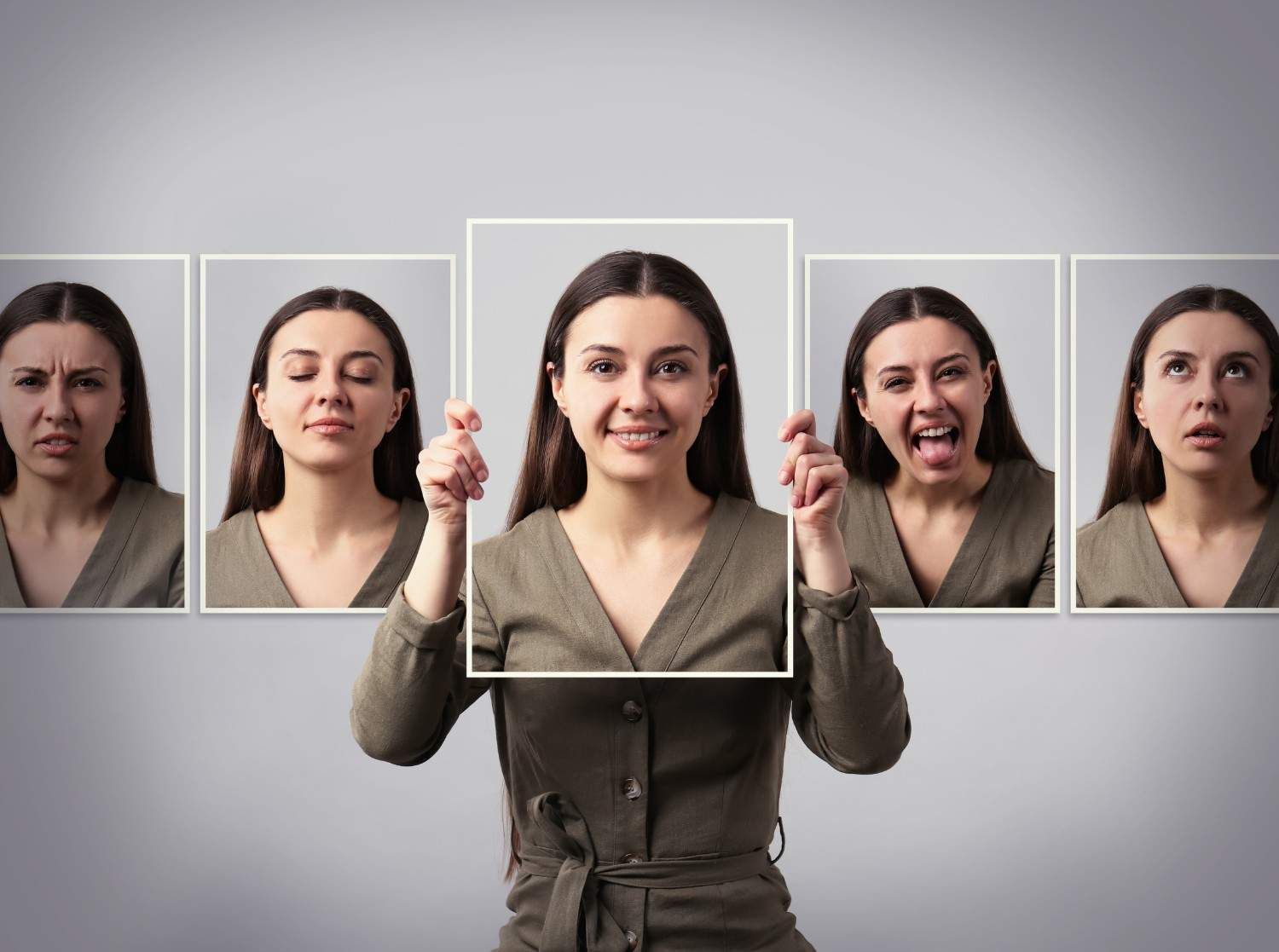 Mujer con una cara sonriente, con fotos que muestran diferentes emociones. Fondo gris.