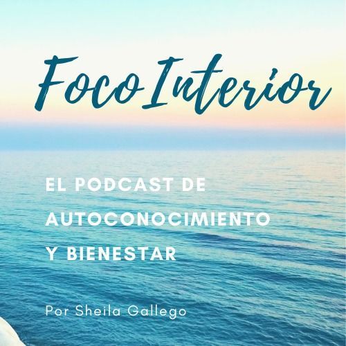 Mujer con cabello castaño y gafas sonriendo en el interior, vistiendo un uniforme blanco.