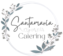 Logotipo de Santamarìa Catering con corona floral; fuente script, colores celeste y gris.