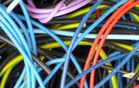Un montón de cables de colores están apilados uno encima del otro.