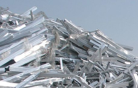 Un montón de trozos de aluminio contra un cielo azul.