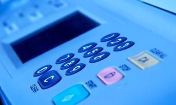 Un primer plano de una calculadora con botones azules y rosas.