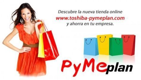 Una mujer con un vestido naranja sostiene bolsas de compras frente a un cartel que dice Pymeplan.
