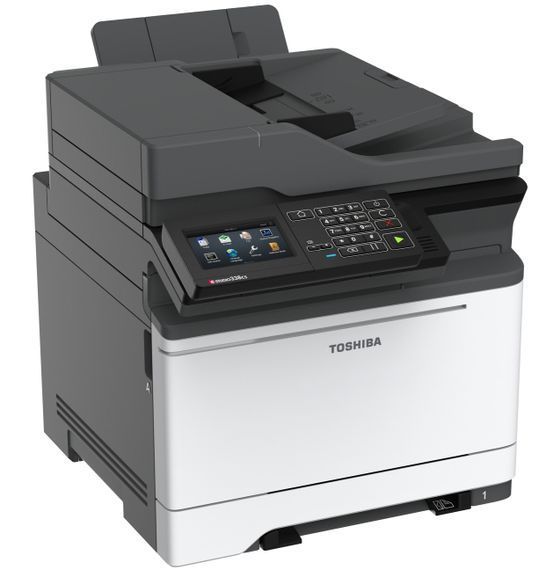 Una impresora Toshiba está colocada sobre una superficie blanca.