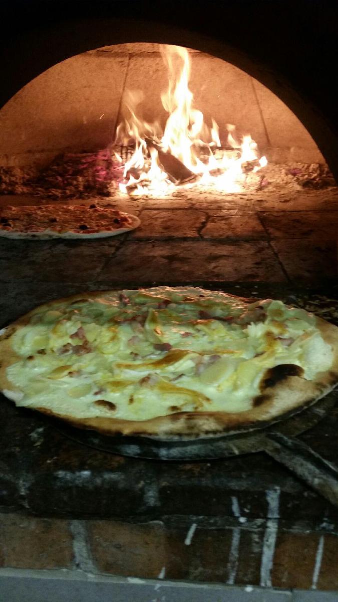 Pizza à l'ancienne à Pizza Palace à Six-Fours-les-Plages