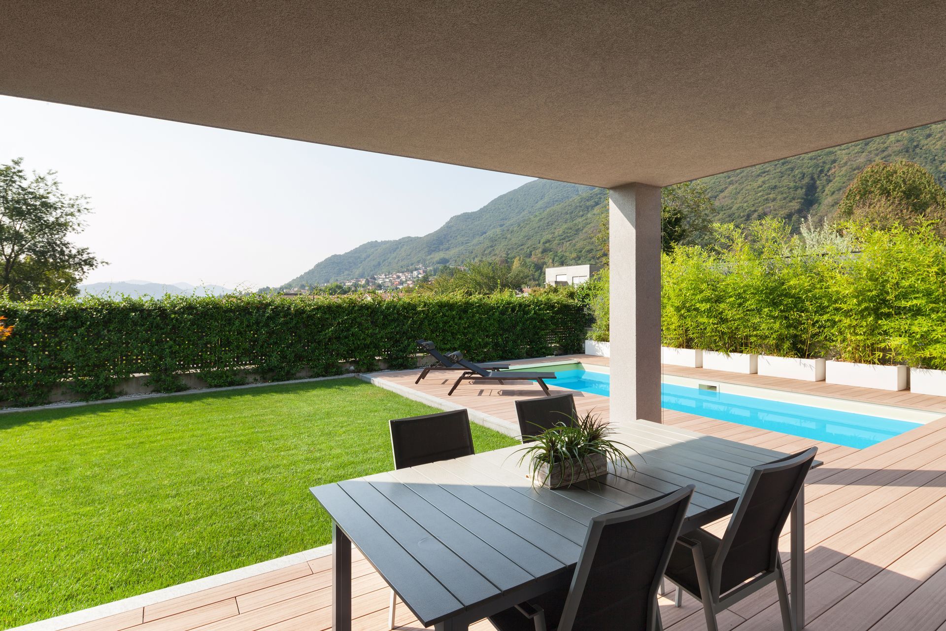 Un jardin avec une belle pelouse et une piscine