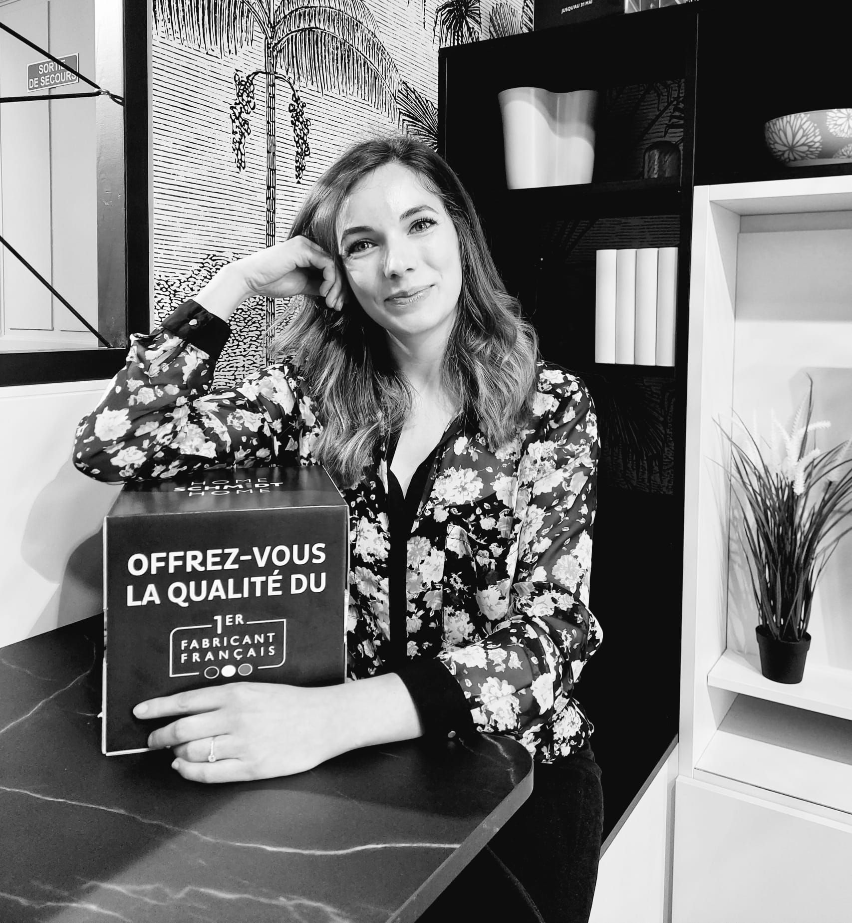 Une femme qui sourit