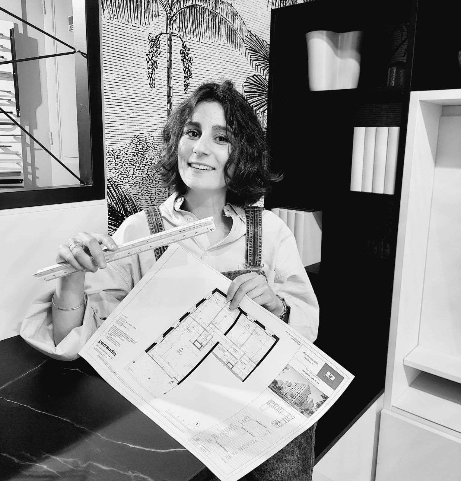 Une femme qui sourit