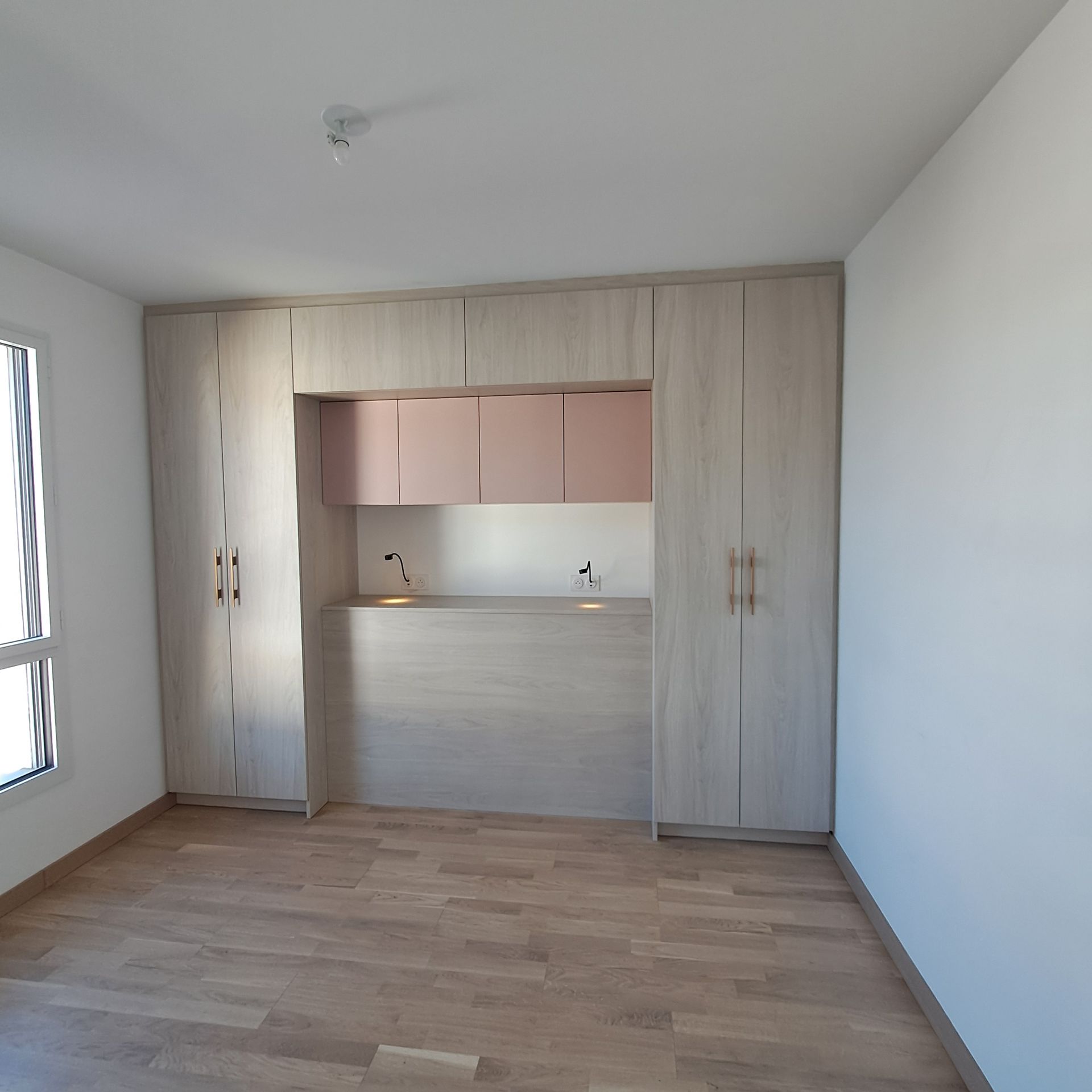 Un placard dans la pièce d'une maison.