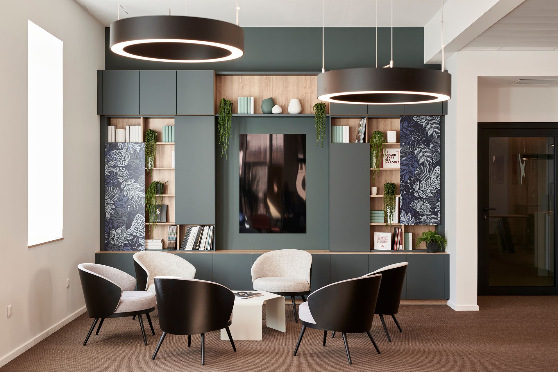 Une salle d'attente avec six fauteuils