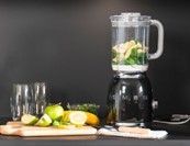 Un robot mixeur sur un plan de travail