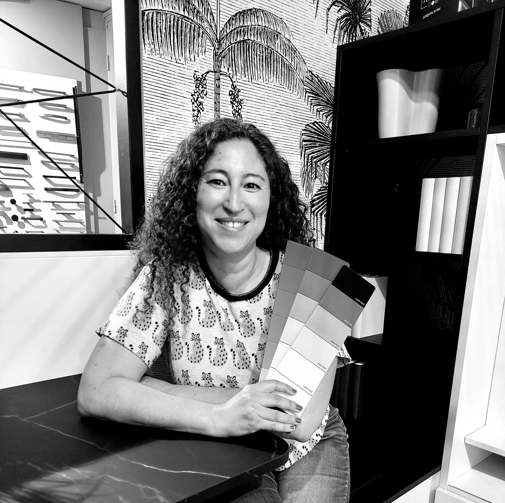 Une femme qui sourit