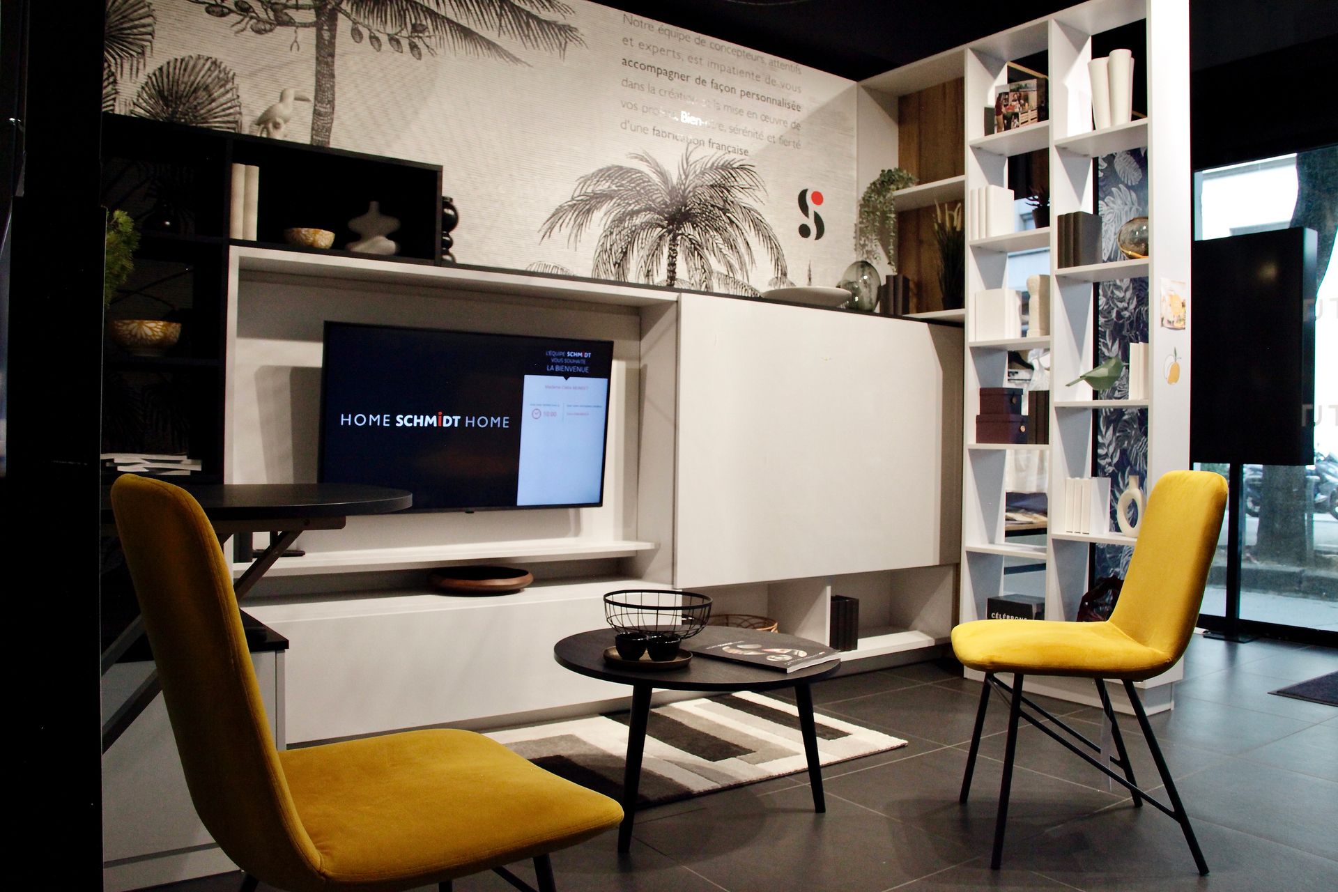 Un salon en exposition avec un meuble TV et deux fauteuils