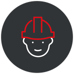 Un homme avec un casque de chantier