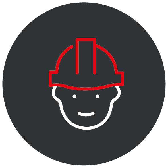 Un homme avec un casque de chantier