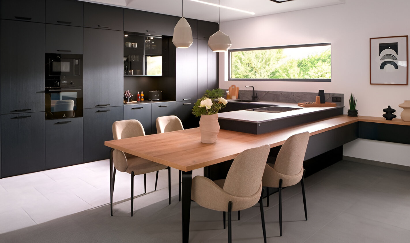 Une cuisine avec une table intégrée dans la continuité du plan de travail.