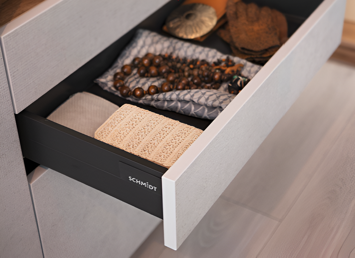 Un tiroir de rangement dans un dressing.
