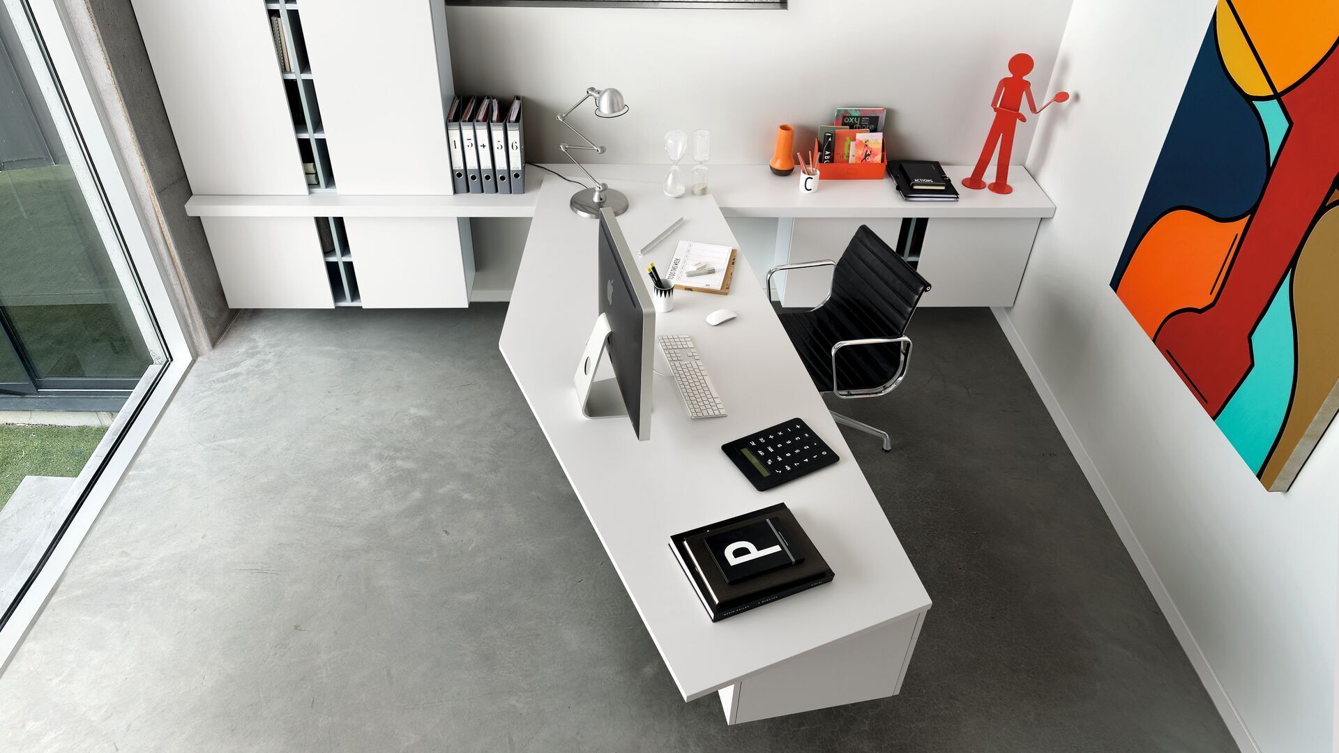 Un bureau avec un ordinateur et un fauteuil