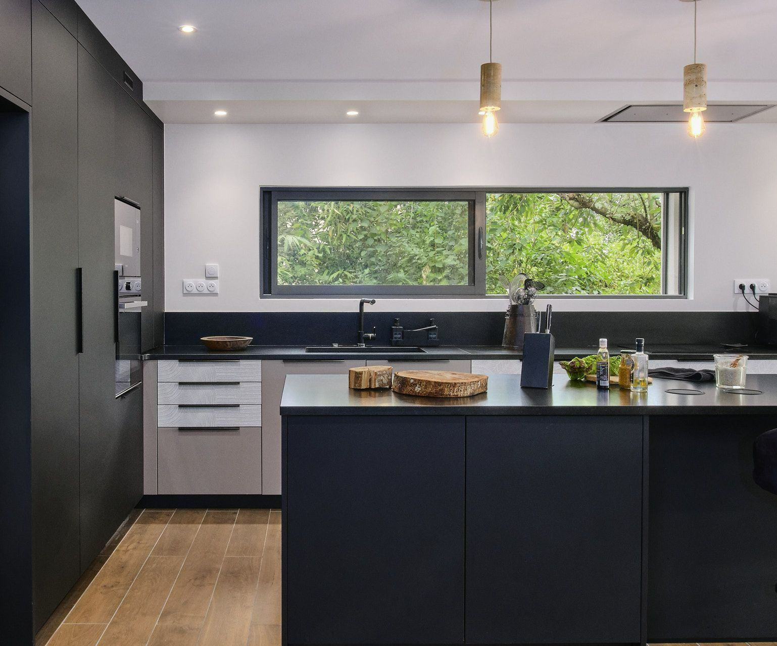 Une cuisine avec un îlot central.