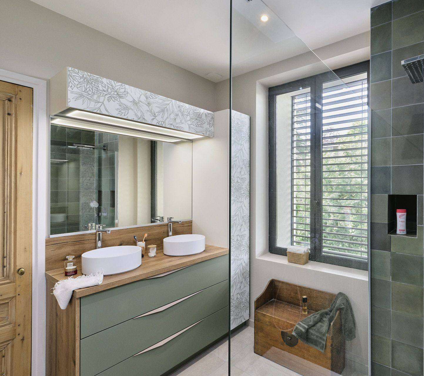 Une salle de bains avec une douche.