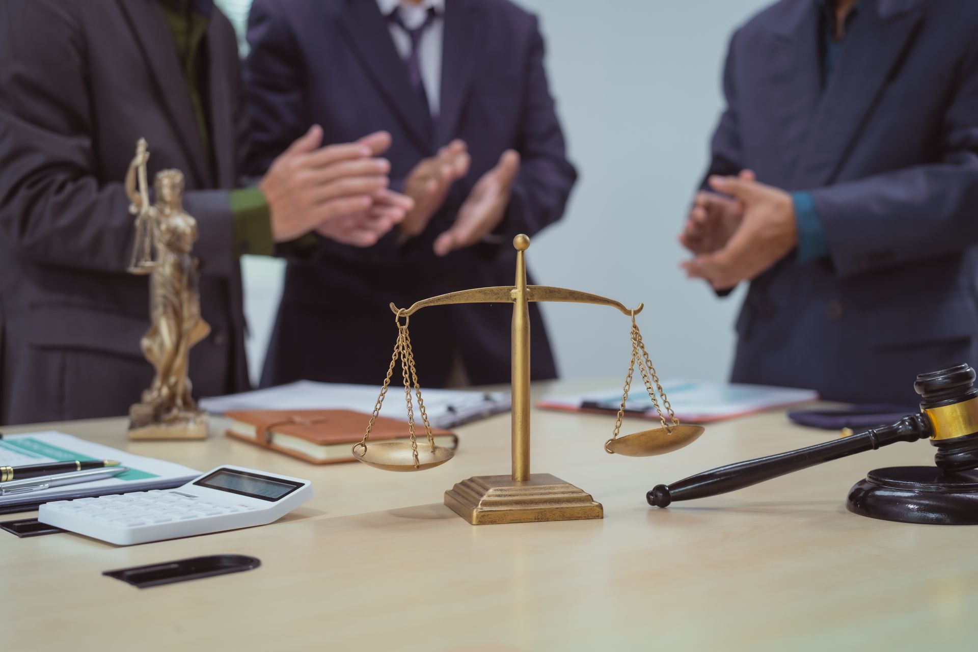 Balance de la justice et statue de Thémis