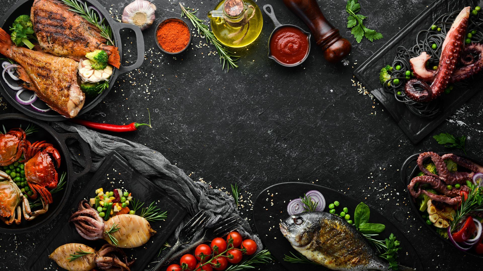 Ein Teller Pasta und eine Tasse grüner Tee auf einem Tisch. Foto von Zum Freihof Ristorante Pizzeria