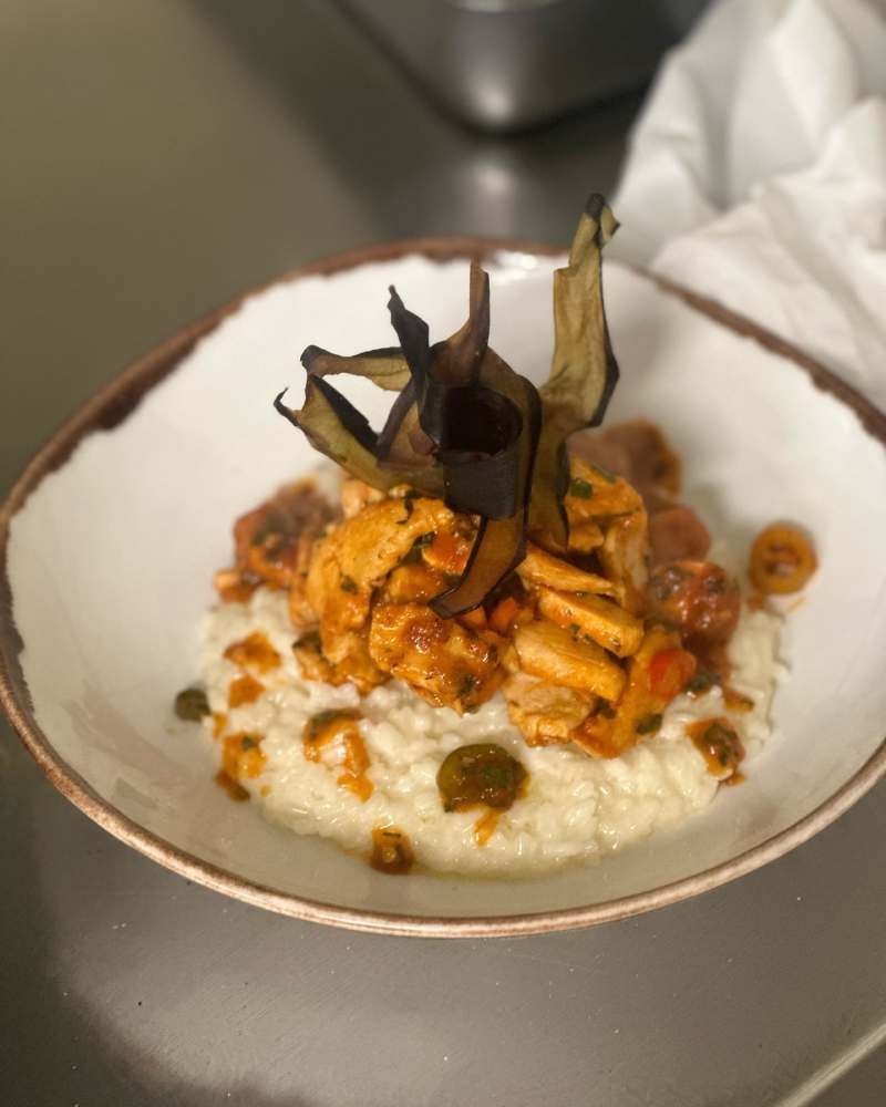 Eine Nahaufnahme eines Tellers mit italienischem Essen auf einem Tisch. Foto von Zum Freihof Ristorante Pizzeria