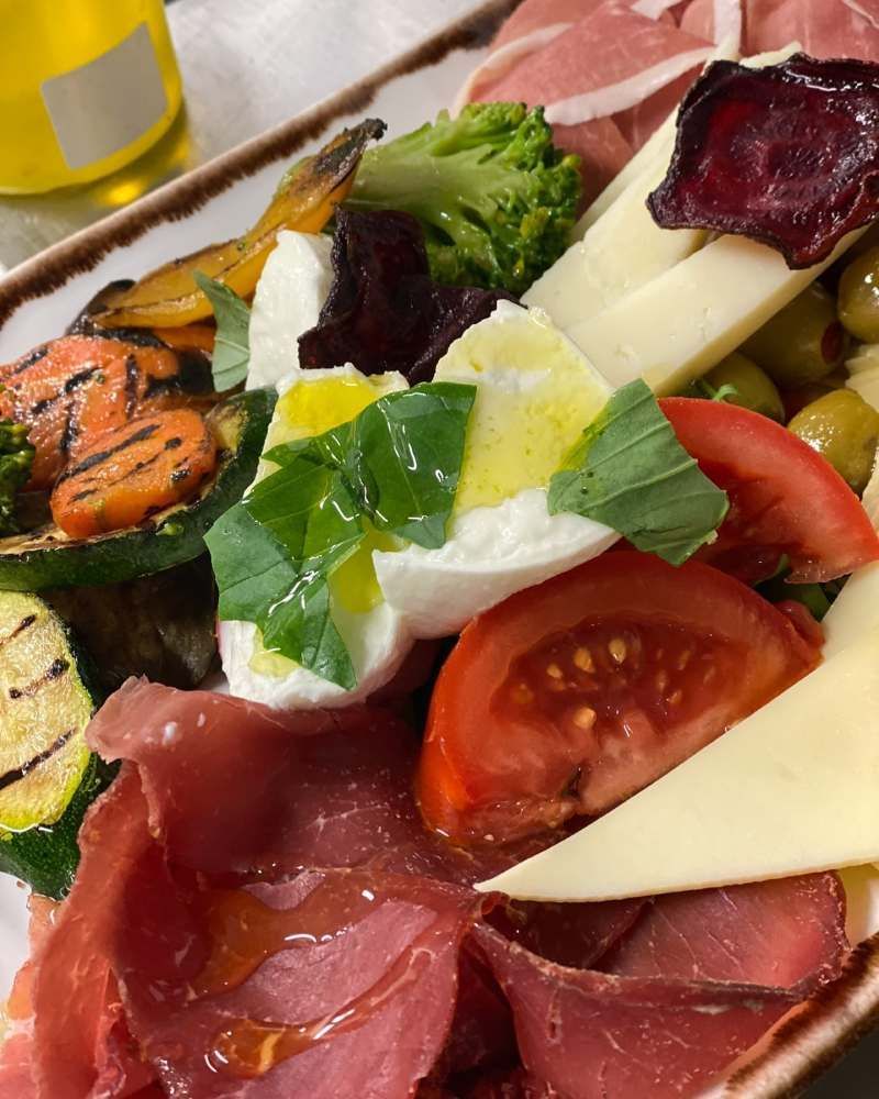 Eine Nahaufnahme von einem Teller mit Fleisch und Gemüse. Foto von Zum Freihof Ristorante Pizzeria