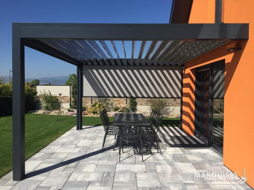 Patio moderne avec pergola noire, lames pour créer un ombrage, ensemble de salle à manger d'extérieur.