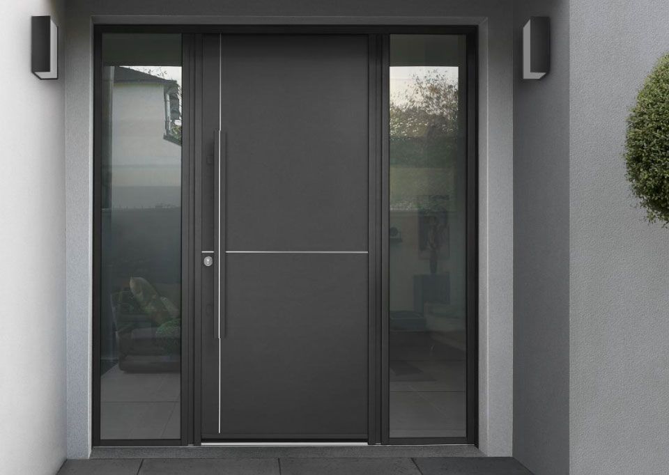 Porte d'entrée grise moderne avec imposte et appliques murales de chaque côté.