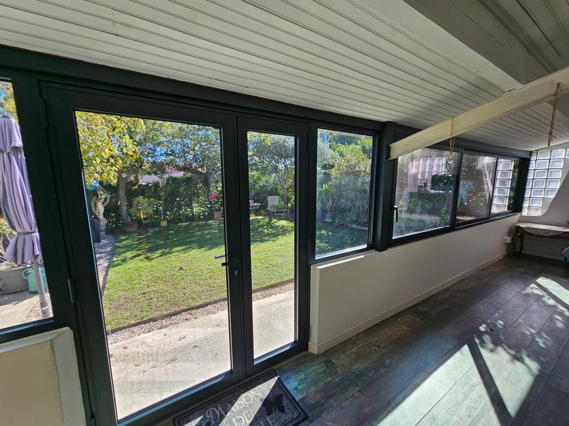 Ensemble vitré noir en aluminium avec porte et fenêtres.