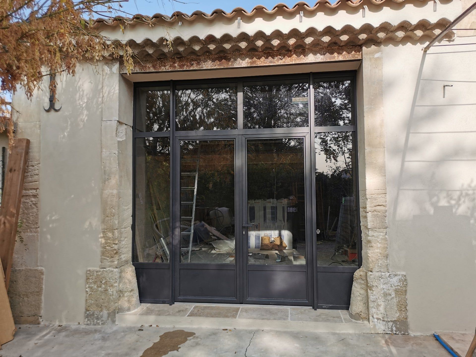 Double porte vitrée à l'entrée d'un bâtiment.