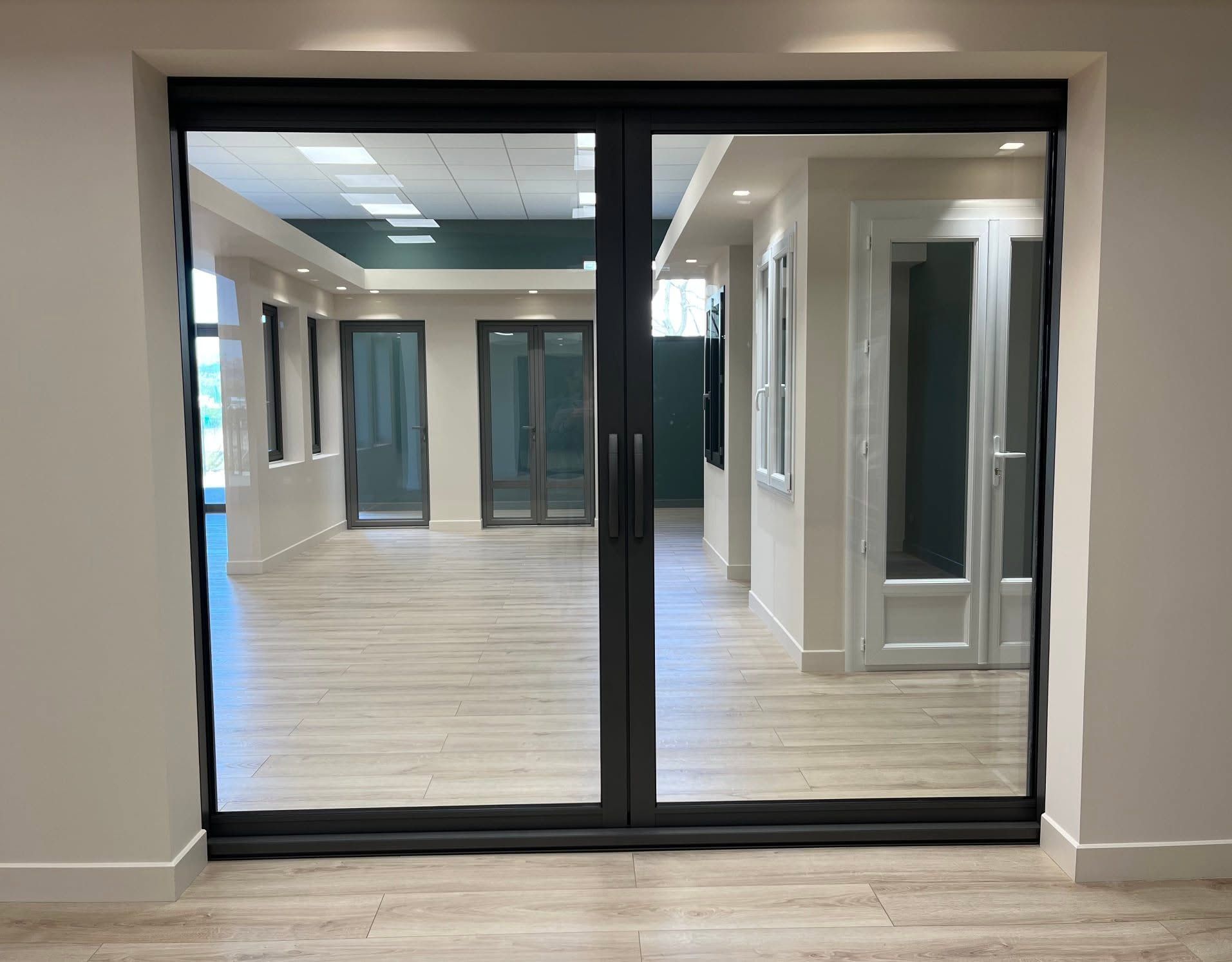 Intérieur de showroom moderne présentant de grandes portes coulissantes.