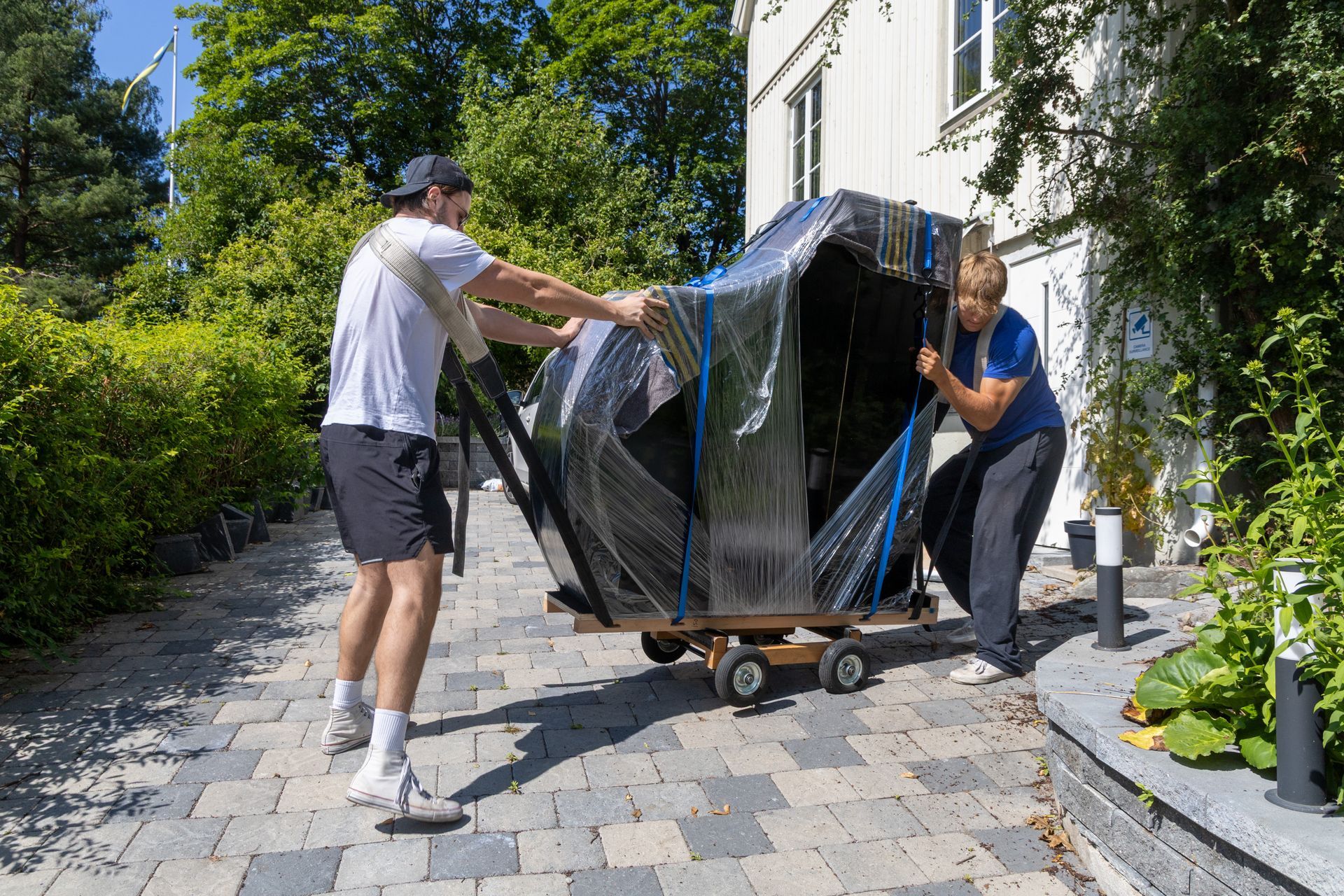 Deux hommes qui transportent un piano