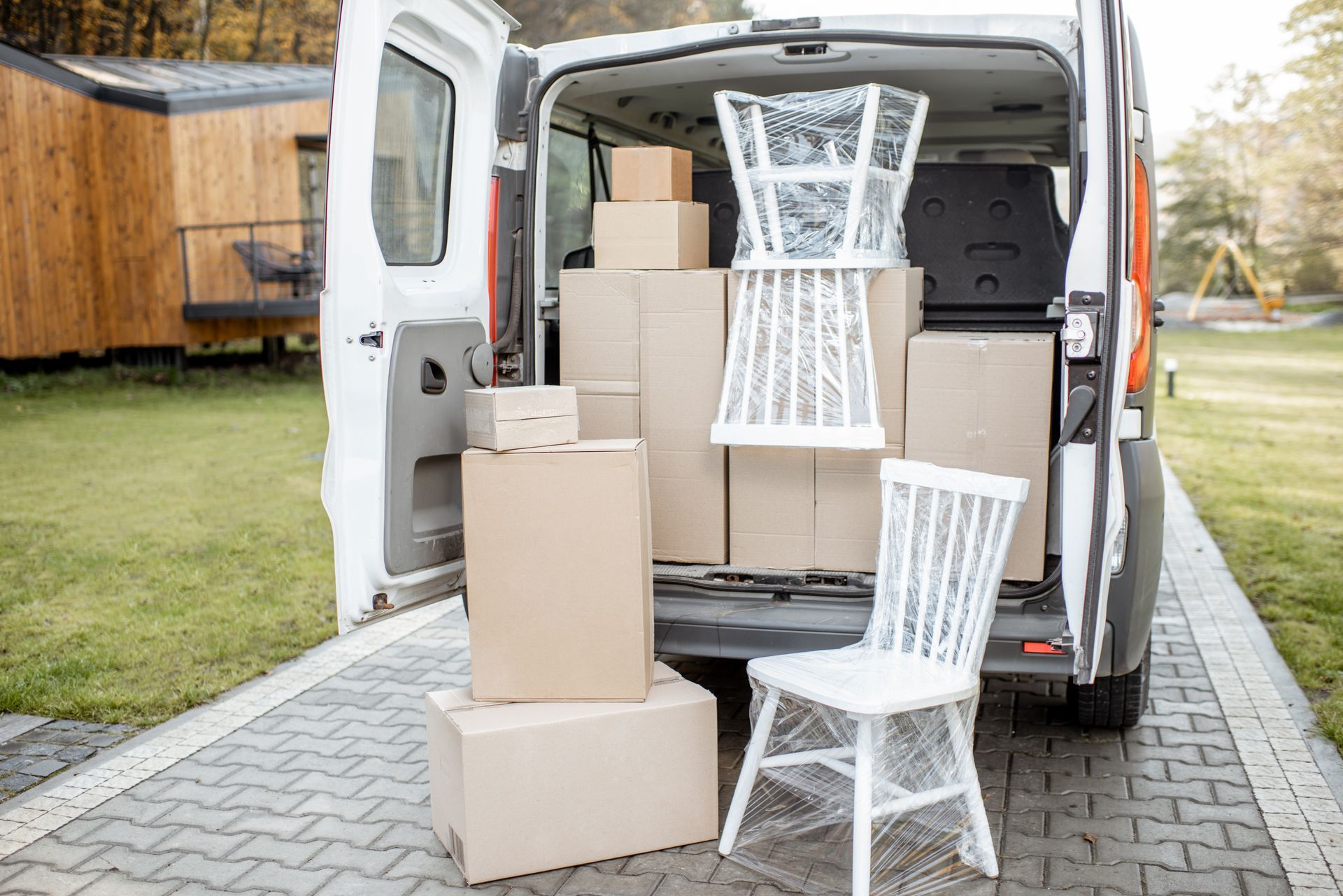 Chaises et cartons dans un camion de déménagement