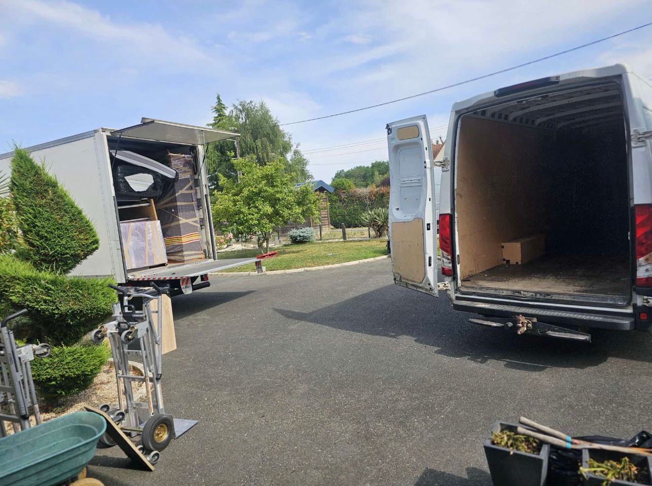 Deux camions de déménagement dans une allée